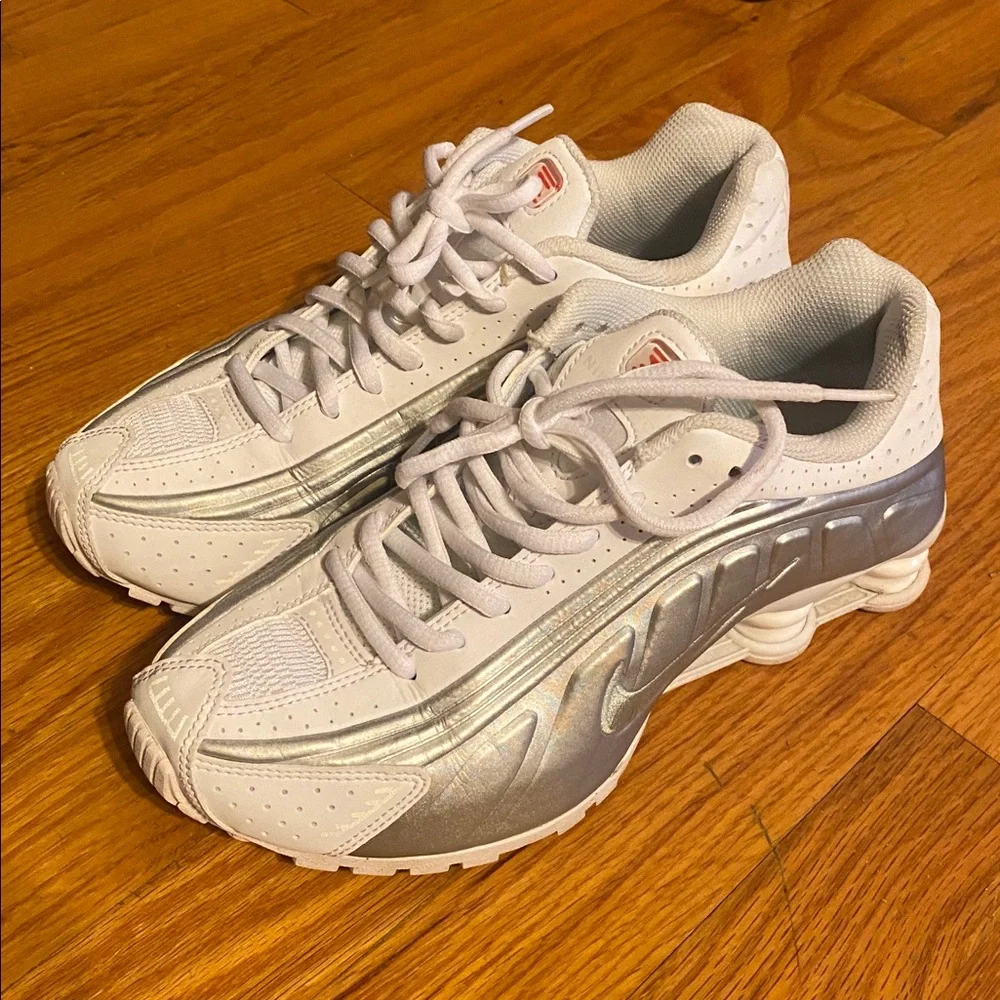 Nike Shox R4 GS Size W 7.5 ( Youth 5.5Y EUR 38) White/Silver EUC - Picture 9 of 12